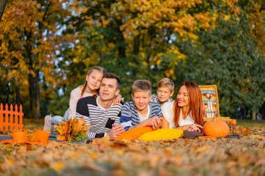 bir piknik parkta mutlu büyük aile. Baba anne, çocuklar, oğul, kız. Sonbahar Cadılar Bayramı