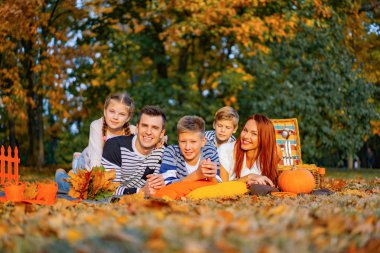 bir piknik parkta mutlu büyük aile. Baba anne, çocuklar, oğul, kız. Sonbahar Cadılar Bayramı
