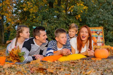 bir piknik parkta mutlu büyük aile. Baba anne, çocuklar, oğul, kız. Sonbahar Cadılar Bayramı