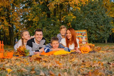 bir piknik parkta mutlu büyük aile. Baba anne, çocuklar, oğul, kız. Sonbahar Cadılar Bayramı