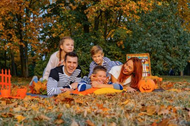 bir piknik parkta mutlu büyük aile. Baba anne, çocuklar, oğul, kız. Sonbahar Cadılar Bayramı