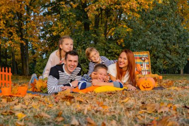 bir piknik parkta mutlu büyük aile. Baba anne, çocuklar, oğul, kız. Sonbahar Cadılar Bayramı