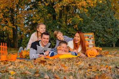bir piknik parkta mutlu büyük aile. Baba anne, çocuklar, oğul, kız. Sonbahar Cadılar Bayramı