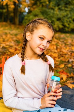 meyve suyu şişesi ile küçük kız