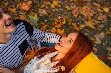 aşık genç çift. Sonbaharda parkta Aşıklar erkek ve kadın, şefkat, sarılma ve öpücük, mutlu çift.