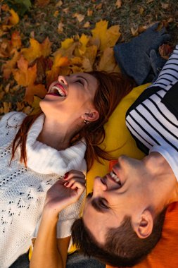 aşık genç çift. Sonbaharda parkta Aşıklar erkek ve kadın, şefkat, sarılma ve öpücük, mutlu çift.