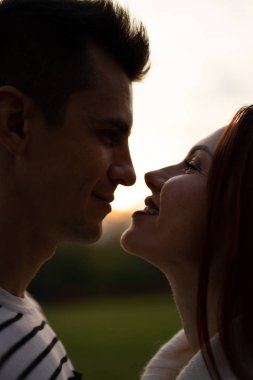 aşık genç çift. Sonbaharda parkta Aşıklar erkek ve kadın, şefkat, sarılma ve öpücük, mutlu çift.