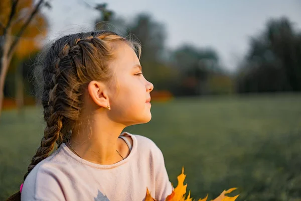 Vacker Liten Flicka Med Höstlöv Porträtt Närbild Utanför — Stockfoto