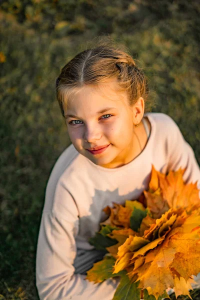 Mooi Klein Meisje Met Herfst Bladeren Staand Close Buiten — Stockfoto