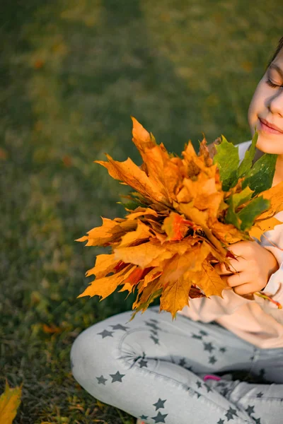 Mooi Klein Meisje Met Herfst Bladeren Staand Close Buiten — Stockfoto