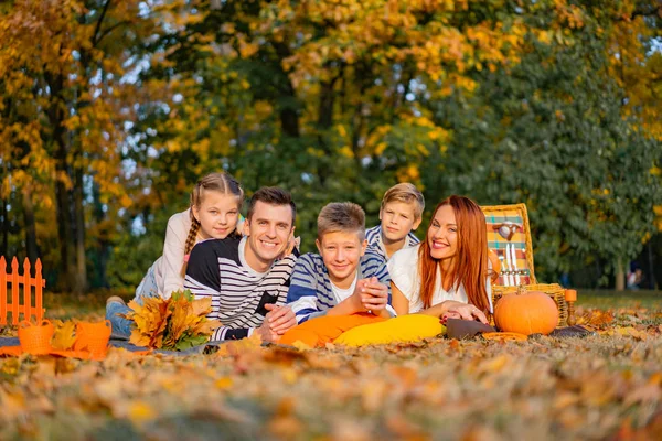 bir piknik parkta mutlu büyük aile. Baba anne, çocuklar, oğul, kız. Sonbahar Cadılar Bayramı