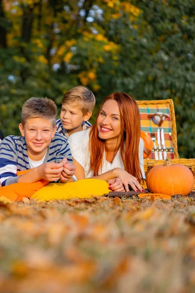 快乐的大家庭在公园的野餐 爸爸妈妈 孩子们 女儿秋季万圣节 — 图库照片