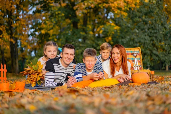 Happy Big Family Park Picnic Dad Mom Children Son Daughter — Stock Photo, Image