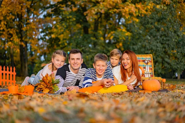 Happy Big Family Park Picnic Dad Mom Children Son Daughter — Stock Photo, Image