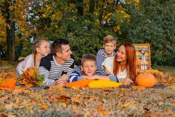 Heureuse Grande Famille Dans Parc Sur Pique Nique Papa Maman — Photo