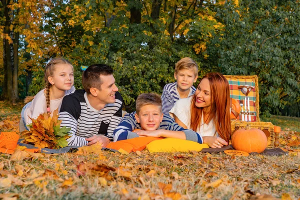 Heureuse Grande Famille Dans Parc Sur Pique Nique Papa Maman — Photo