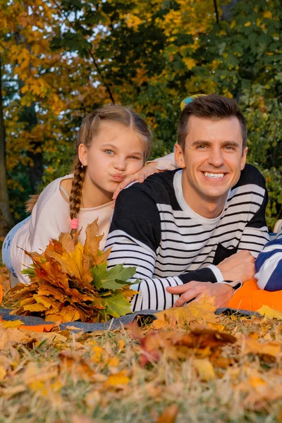 Happy Big Family Park Picnic Dad Mom Children Son Daughter — Stock Photo, Image