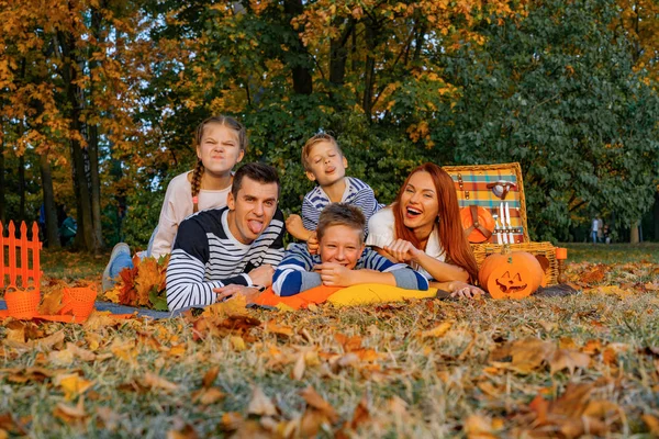 Happy Big Family Park Picnic Dad Mom Children Son Daughter — Stock Photo, Image