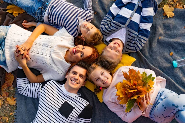 Glückliche Große Familie Park Bei Einem Picknick Vater Mutter Kinder — Stockfoto