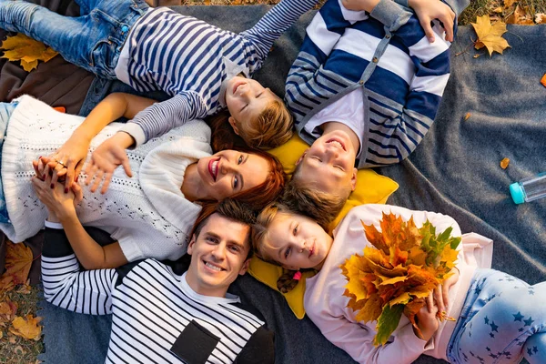 Feliz Gran Familia Parque Picnic Papá Mamá Hijos Hijo Hija —  Fotos de Stock