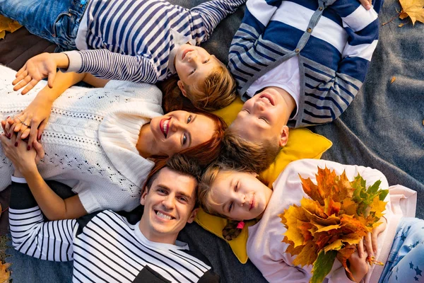 Heureuse Grande Famille Dans Parc Sur Pique Nique Papa Maman — Photo