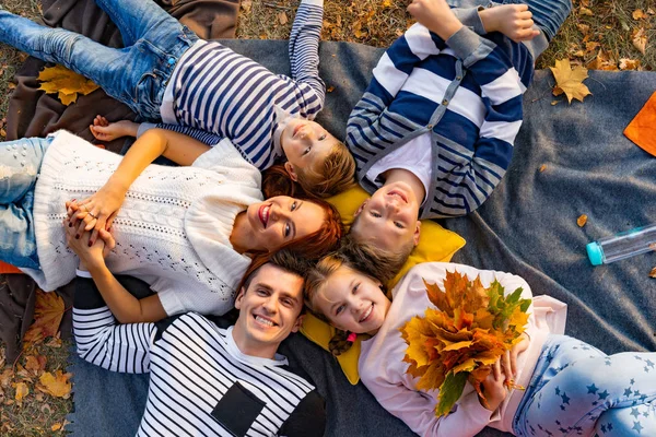 Feliz Gran Familia Parque Picnic Papá Mamá Hijos Hijo Hija —  Fotos de Stock