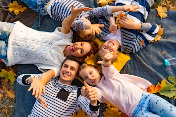 Happy Big Family Park Picnic Dad Mom Children Son Daughter — Stock Photo, Image