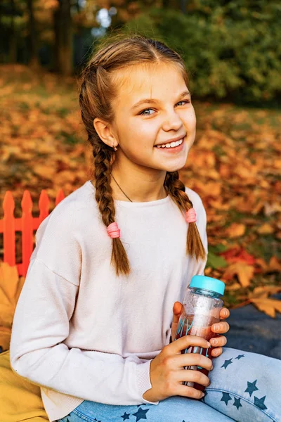Jong Meisje Met Een Fles — Stockfoto