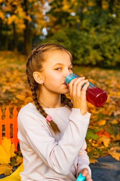 Chica Joven Con Una Botella — Foto de Stock