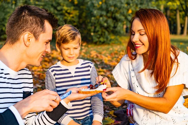 Happy Big Family Park Picnic Dad Mom Children Son Daughter — Stock Photo, Image