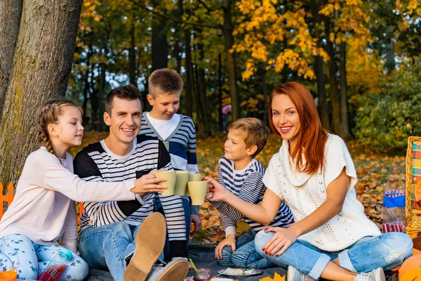 Happy Big Family Park Picnic Dad Mom Children Son Daughter — Stock Photo, Image