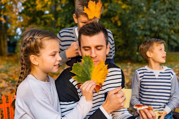 Lycklig Stor Familj Parken Picknick Pappa Mamma Barn Son Dotter — Stockfoto