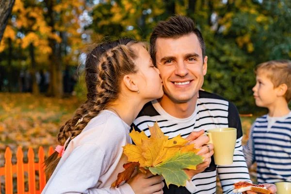 Feliz Gran Familia Parque Picnic Papá Mamá Hijos Hijo Hija —  Fotos de Stock