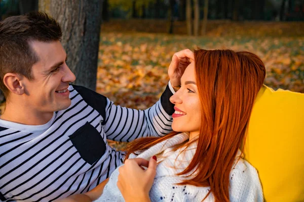 Junges Verliebtes Paar Liebende Mann Und Frau Herbst Park Zärtlichkeit — Stockfoto