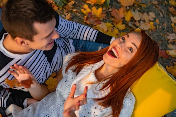 Jovem Casal Apaixonado Amantes Homem Mulher Parque Outono Ternura Abraços — Fotografia de Stock