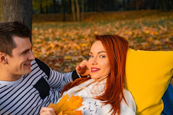 Junges Verliebtes Paar Liebende Mann Und Frau Herbst Park Zärtlichkeit — Stockfoto