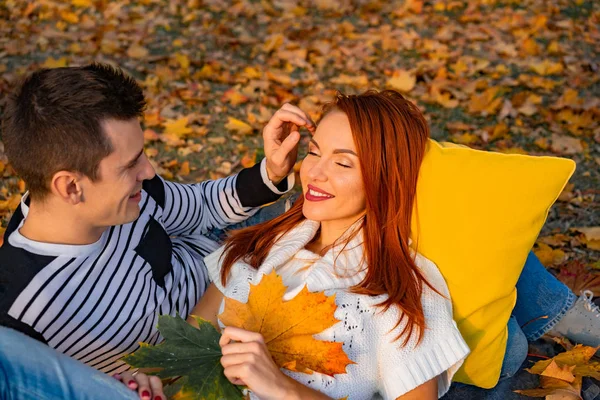 Ungt Par Kärlek Lovers Man Och Kvinna Parken Hösten Ömhet — Stockfoto