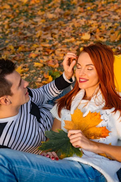 恋に落ちた若いカップル 秋の公園での恋人の男女 優しさ 抱擁とキス 幸せなカップル — ストック写真