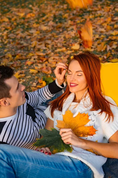 Jovem Casal Apaixonado Amantes Homem Mulher Parque Outono Ternura Abraços — Fotografia de Stock