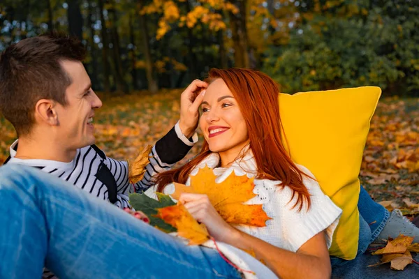 Jovem Casal Apaixonado Amantes Homem Mulher Parque Outono Ternura Abraços — Fotografia de Stock