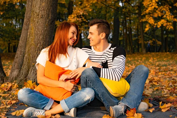 恋に落ちた若いカップル 秋の公園での恋人の男女 優しさ 抱擁とキス 幸せなカップル — ストック写真