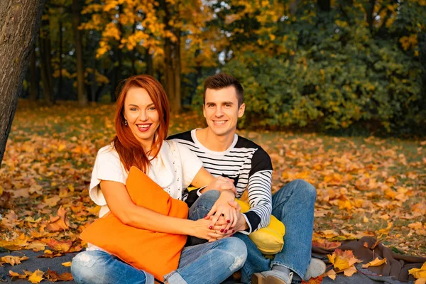 恋に落ちた若いカップル 秋の公園での恋人の男女 優しさ 抱擁とキス 幸せなカップル — ストック写真