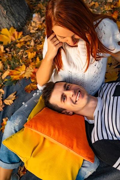 Jovem Casal Apaixonado Amantes Homem Mulher Parque Outono Ternura Abraços — Fotografia de Stock