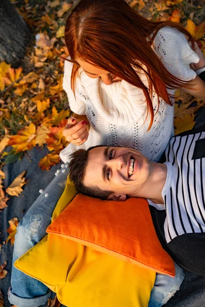 Jovem Casal Apaixonado Amantes Homem Mulher Parque Outono Ternura Abraços — Fotografia de Stock