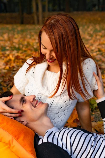 恋に落ちた若いカップル 秋の公園での恋人の男女 優しさ 抱擁とキス 幸せなカップル — ストック写真