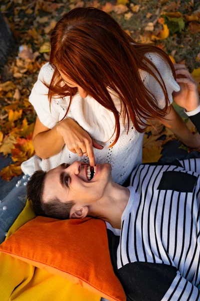 Jong Stel Verliefd Lovers Man Vrouw Het Park Herfst Tederheid — Stockfoto