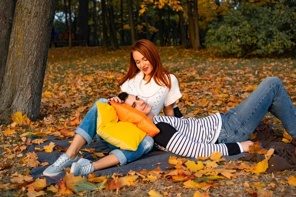 Jovem Casal Apaixonado Amantes Homem Mulher Parque Outono Ternura Abraços — Fotografia de Stock