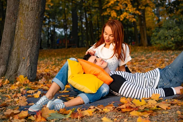 Jovem Casal Apaixonado Amantes Homem Mulher Parque Outono Ternura Abraços — Fotografia de Stock