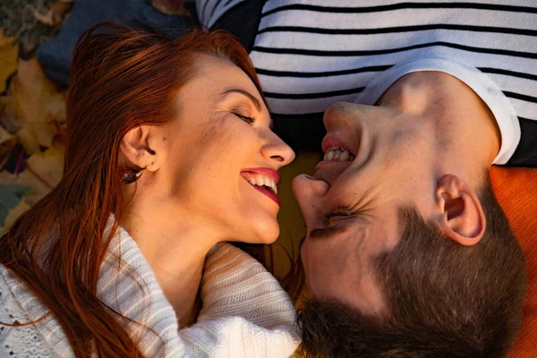 Jovem Casal Apaixonado Amantes Homem Mulher Parque Outono Ternura Abraços — Fotografia de Stock