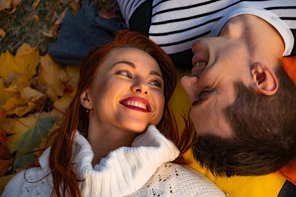 Jong Stel Verliefd Lovers Man Vrouw Het Park Herfst Tederheid — Stockfoto